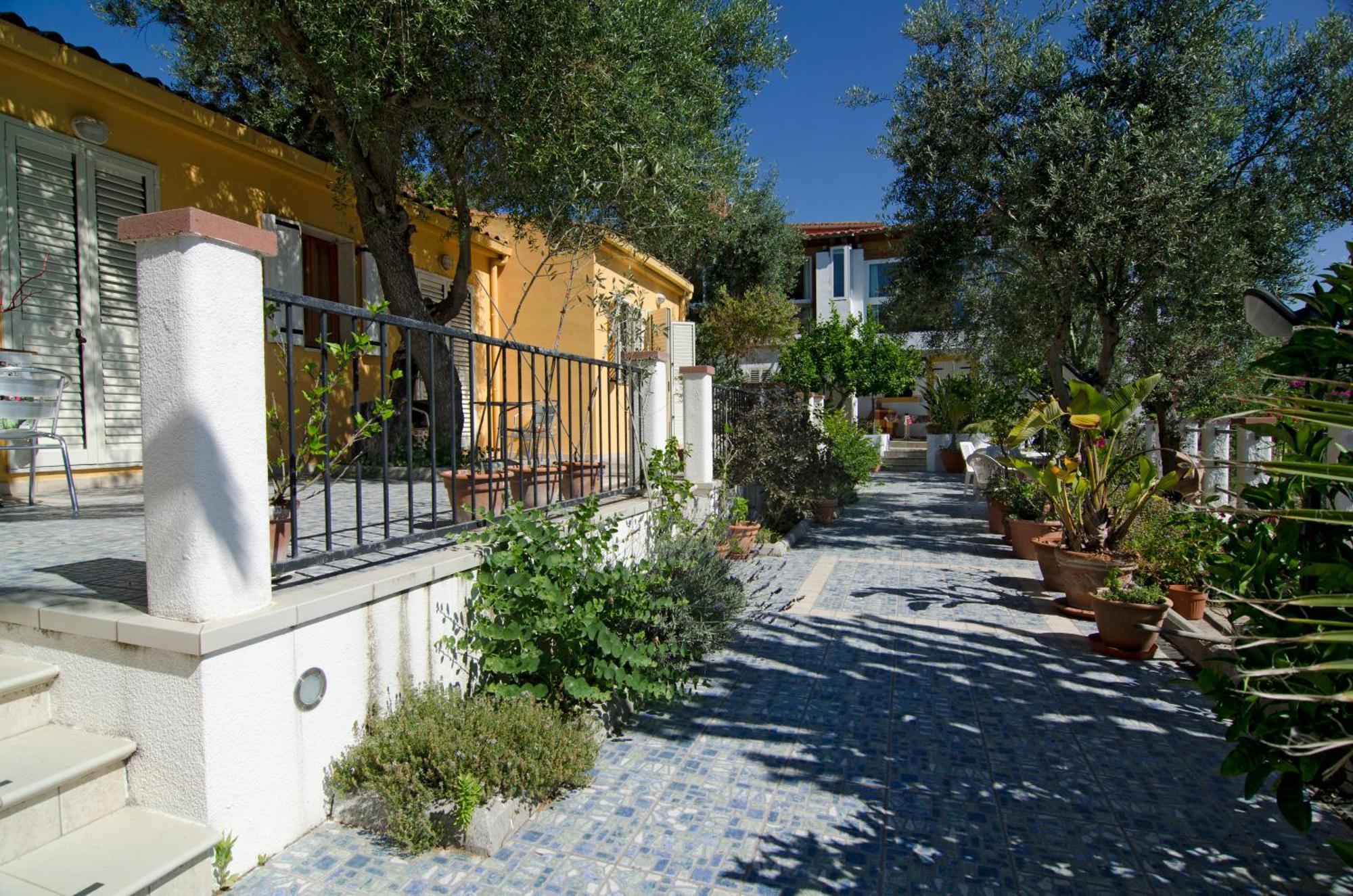Paola Hotel